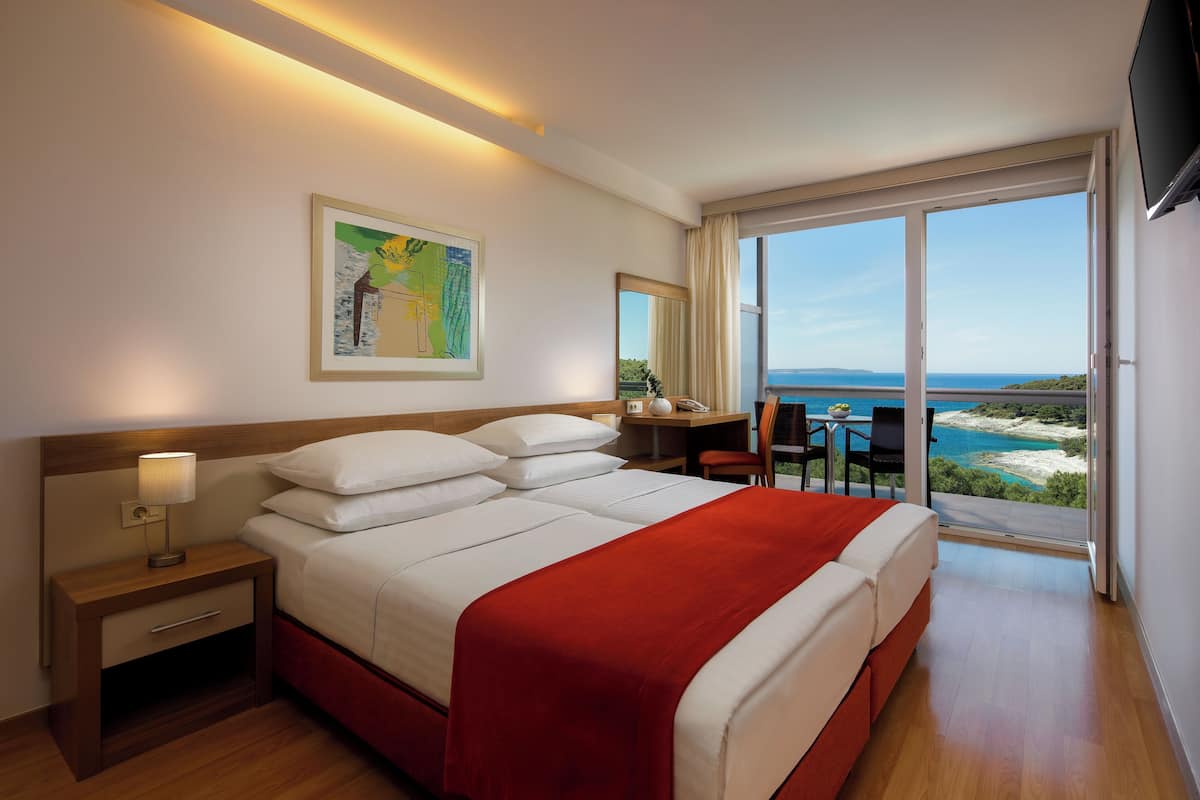 Standard Double Room with Balcony and Sea Side | Safe på rommet, skrivebord, barnesenger og wi-fi (inkludert)