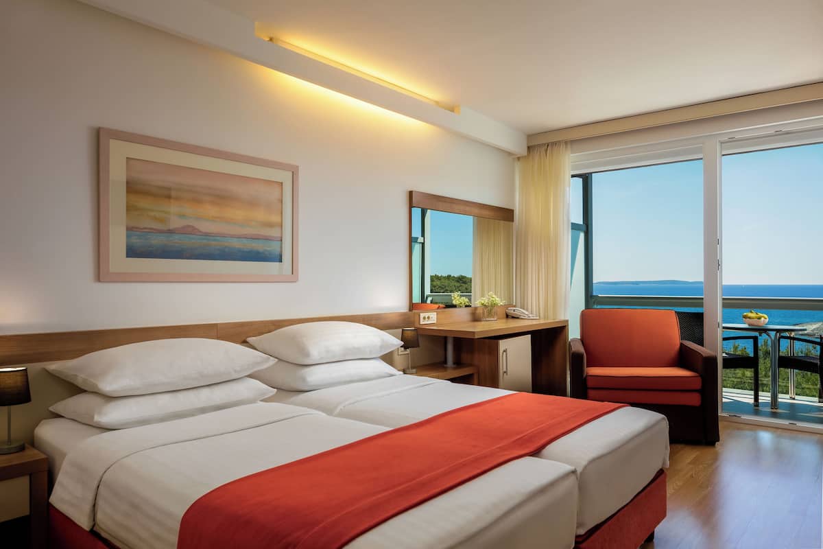 Standard Twin Room with Extra Bed and Sea Side Balcony | Safe på rommet, skrivebord, barnesenger og wi-fi (inkludert)