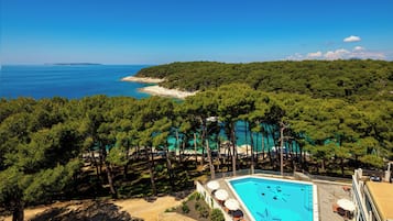 Indoor pool, seasonal outdoor pool, sun loungers