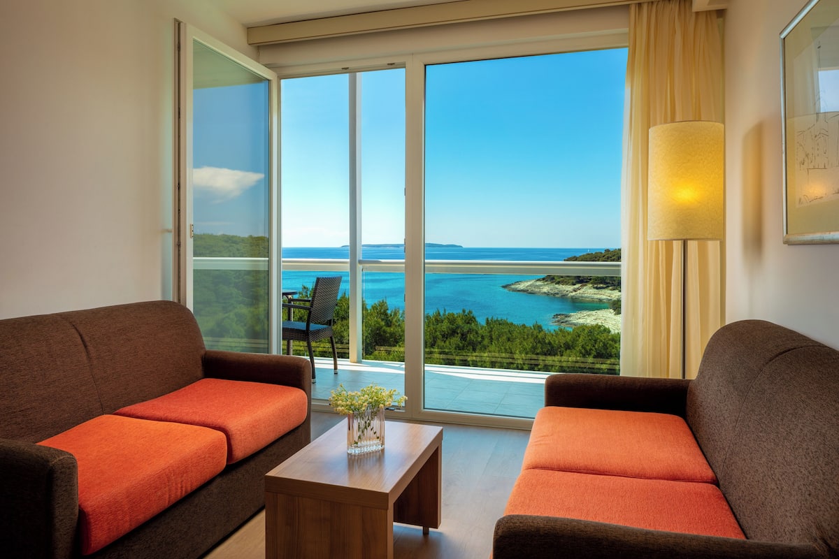 Suite, balcón, mirando al mar | Zona de estar | Una televisión de plasma
