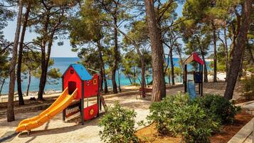 Children’s play area – outdoor