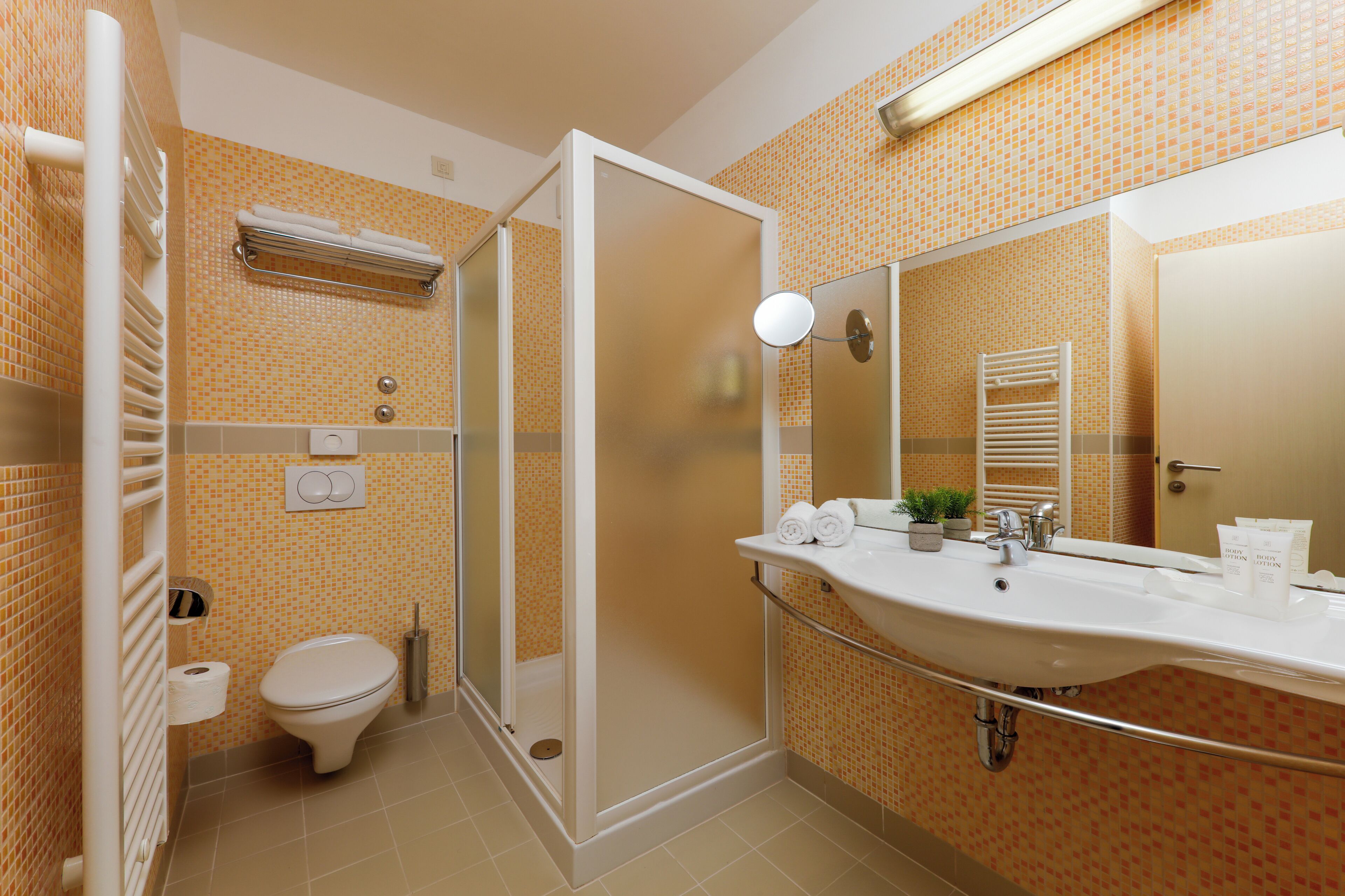 premium twin room, balcony, sea facing | bathroom | combined shower/bathtub, free toiletries, hair dryer, towels