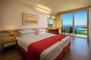 Suite with Balcony and Sea Side | Safe på rommet, skrivebord, barnesenger og wi-fi (inkludert)