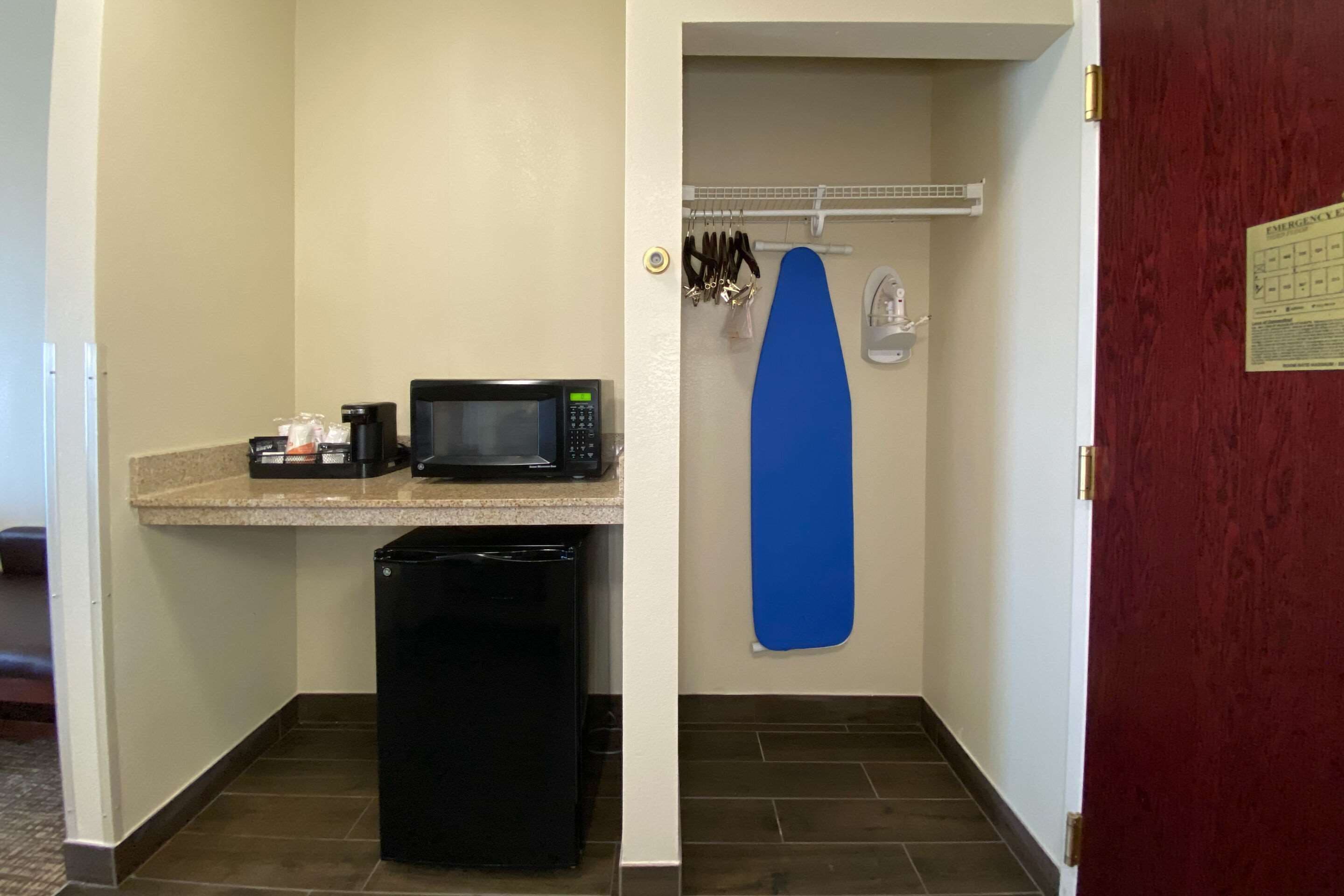 room, 1 king bed, accessible, non smoking | down duvets, individually decorated, individually furnished, desk