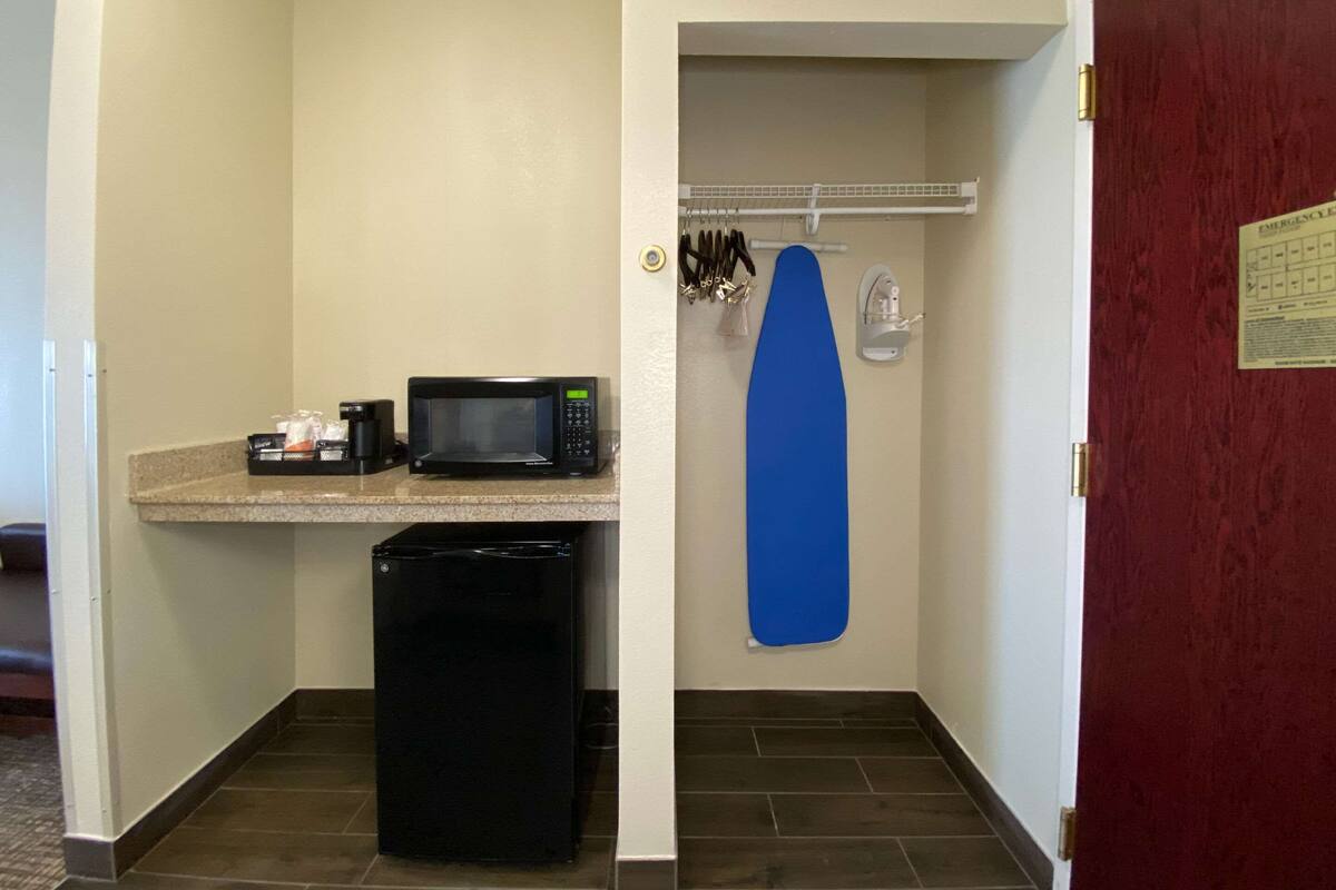 room, 1 king bed, accessible, non smoking | down duvets, individually decorated, individually furnished, desk