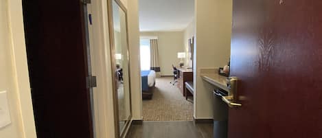 Standard Room, 1 King Bed, Non Smoking | Living area