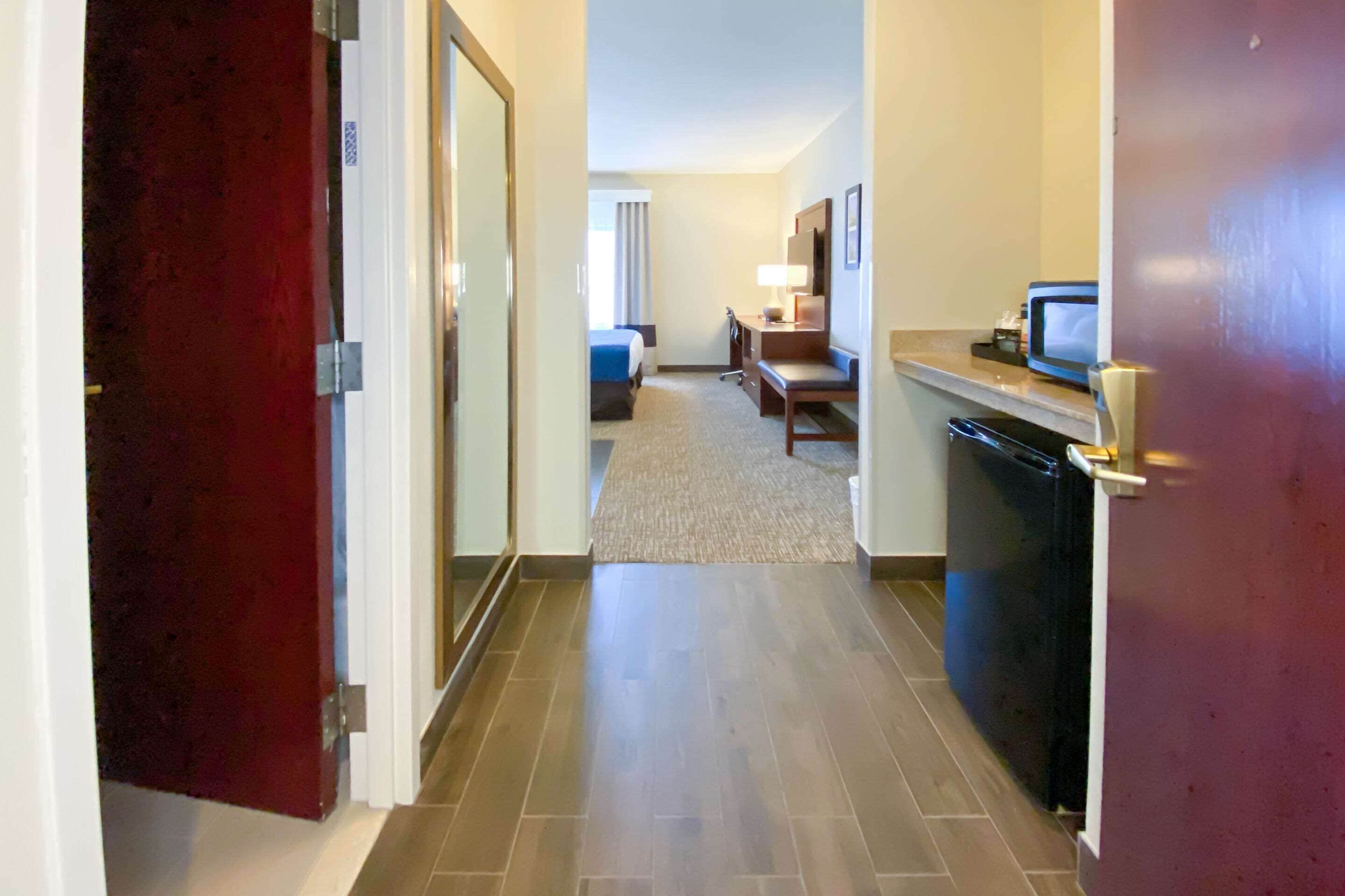 suite, 1 king bed with sofa bed, non smoking | down duvets, individually decorated, individually furnished, desk