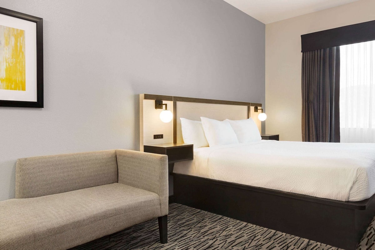 In-room safe, desk, laptop workspace, blackout drapes