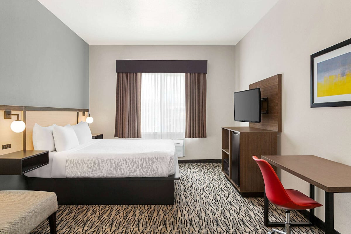Room, 1 King Bed, Non Smoking | In-room safe, desk, laptop workspace, blackout drapes