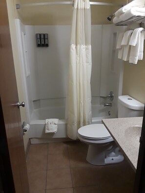 Combined shower/bathtub, hydromassage showerhead, free toiletries