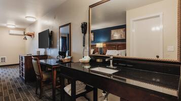 Escritorio, wifi gratis, ropa de cama y despertador