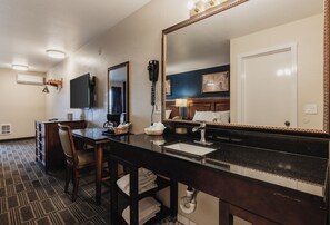 Escritorio, wifi gratis, ropa de cama y despertador 