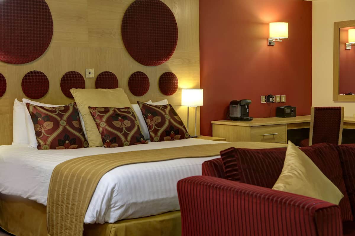 Phòng Suite, 1 giường cỡ king, không hút thuốc | Bộ đồ giường kháng dị ứng, két bảo mật tại phòng, bàn 