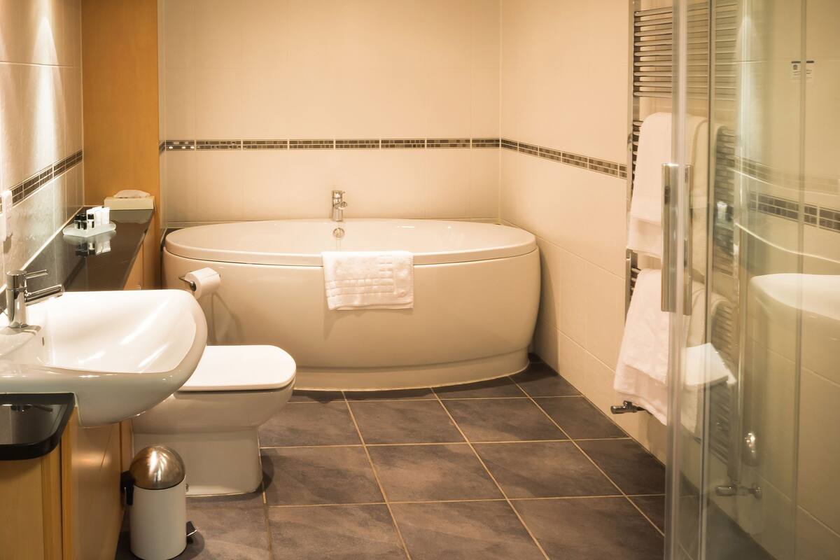 suite, 1 king bed, non smoking | bathroom | shower, hair dryer, towels