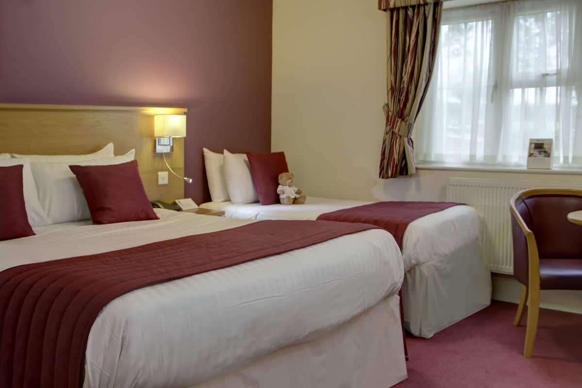 Phòng dành cho gia đình, nhiều giường, không hút thuốc (Executive Family, with Extra Bed) | Bộ đồ giường kháng dị ứng, két bảo mật tại phòng, bàn 