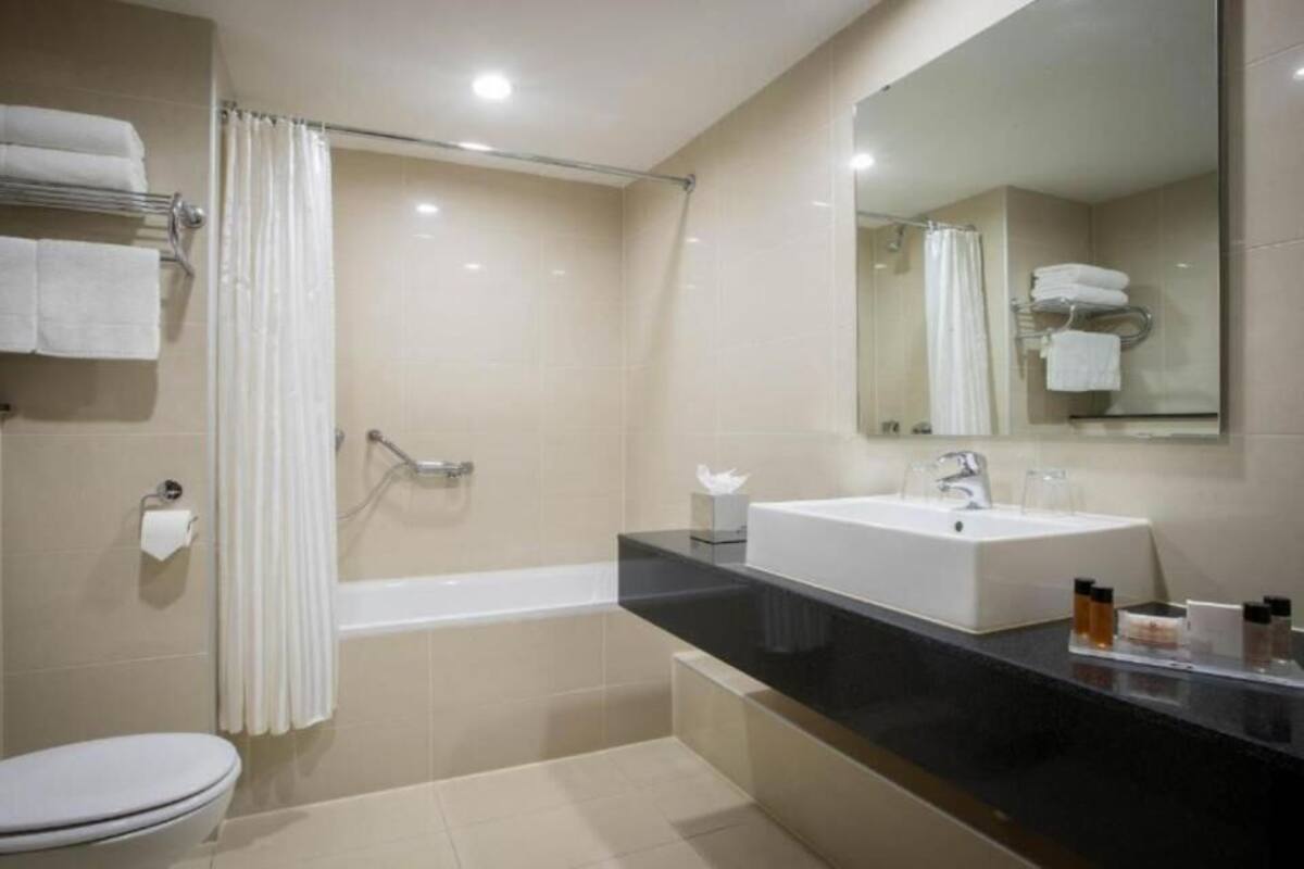 Bathroom | Combined shower/bathtub, eco-friendly toiletries, hair dryer, towels