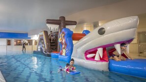 Piscine couverte, maîtres-nageurs sur place