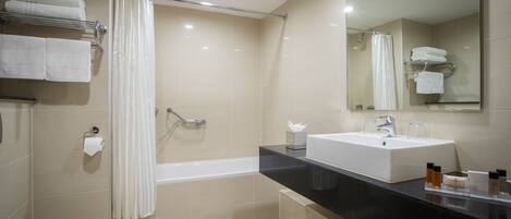 Un baño moderno con bañera, inodoro y lavamanos.