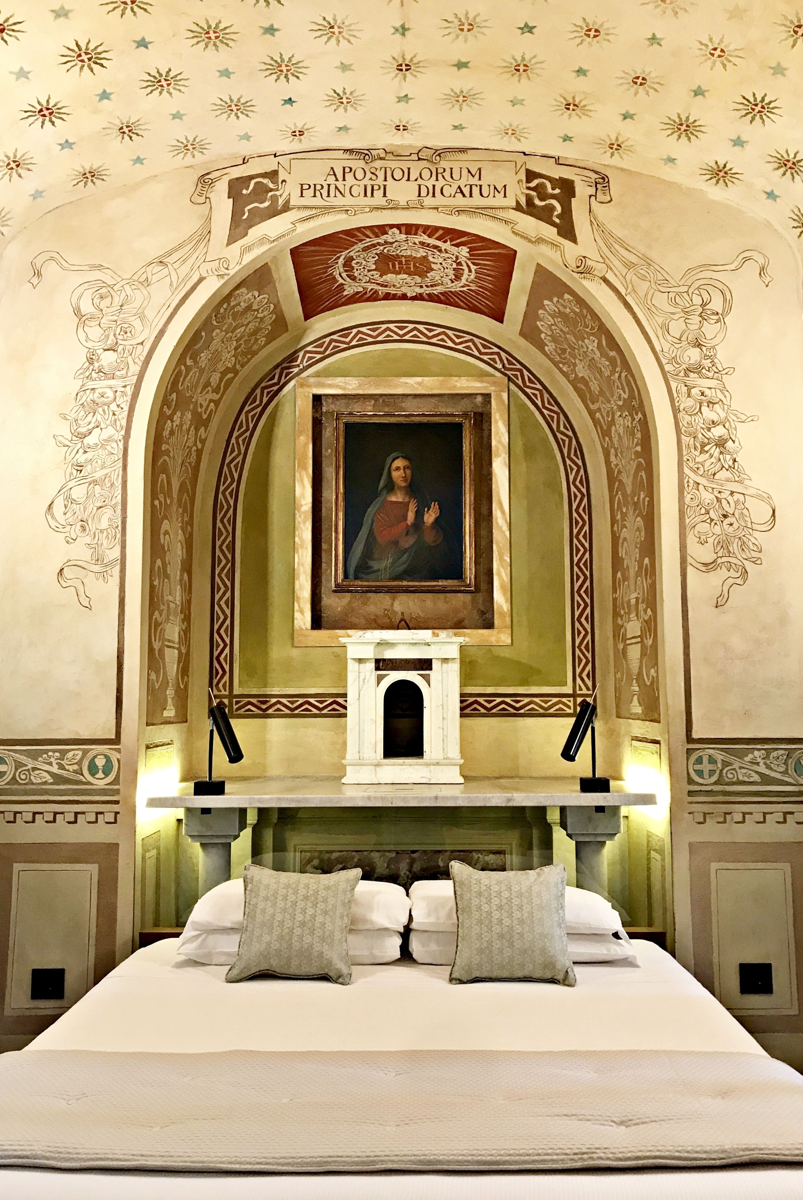 deluxe suite, 1 king bed | down duvets, minibar, in-room safe, desk