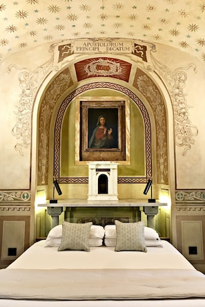 Suite Deluxe | Copriletto in piuma, minibar, cassaforte in camera, una scrivania