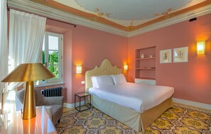 Untuvapeitot, minibaari, tallelokero huoneessa, työpöytä