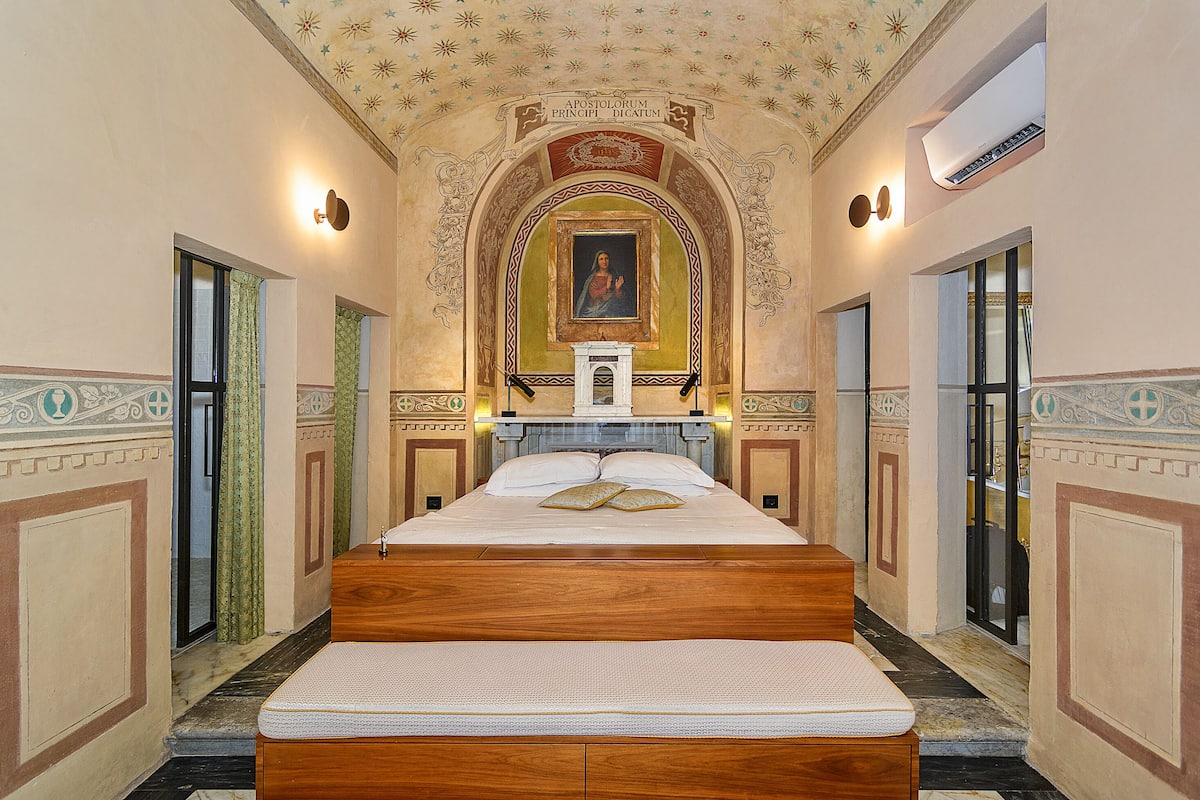 deluxe suite, 1 king bed | down duvets, minibar, in-room safe, desk