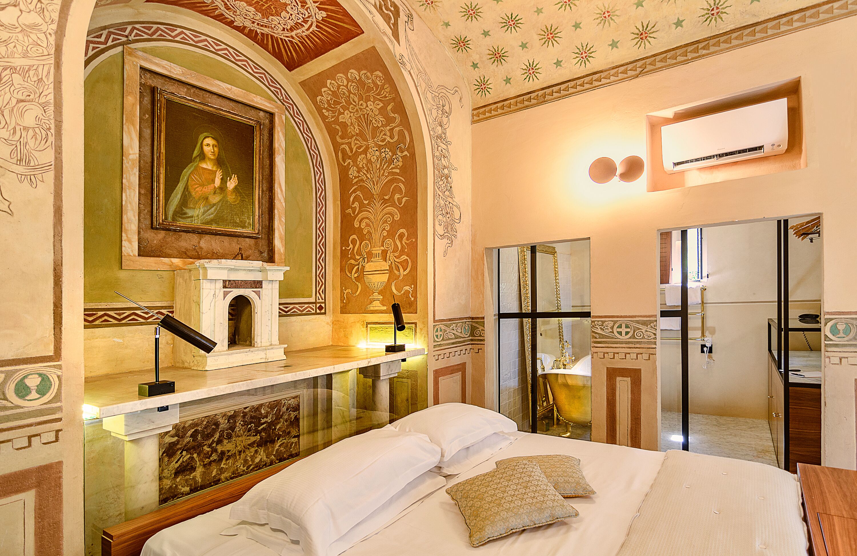 deluxe suite, 1 king bed | down duvets, minibar, in-room safe, desk