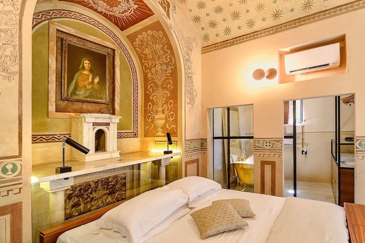 deluxe suite, 1 king bed | down duvets, minibar, in-room safe, desk