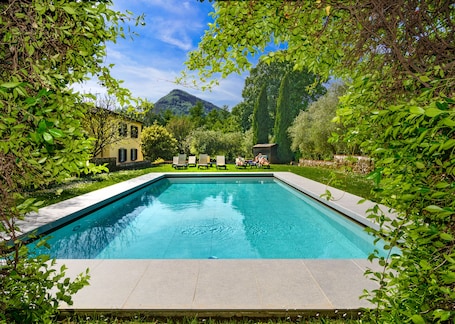 Outdoor pool, pool loungers. Albergo Villa Marta
