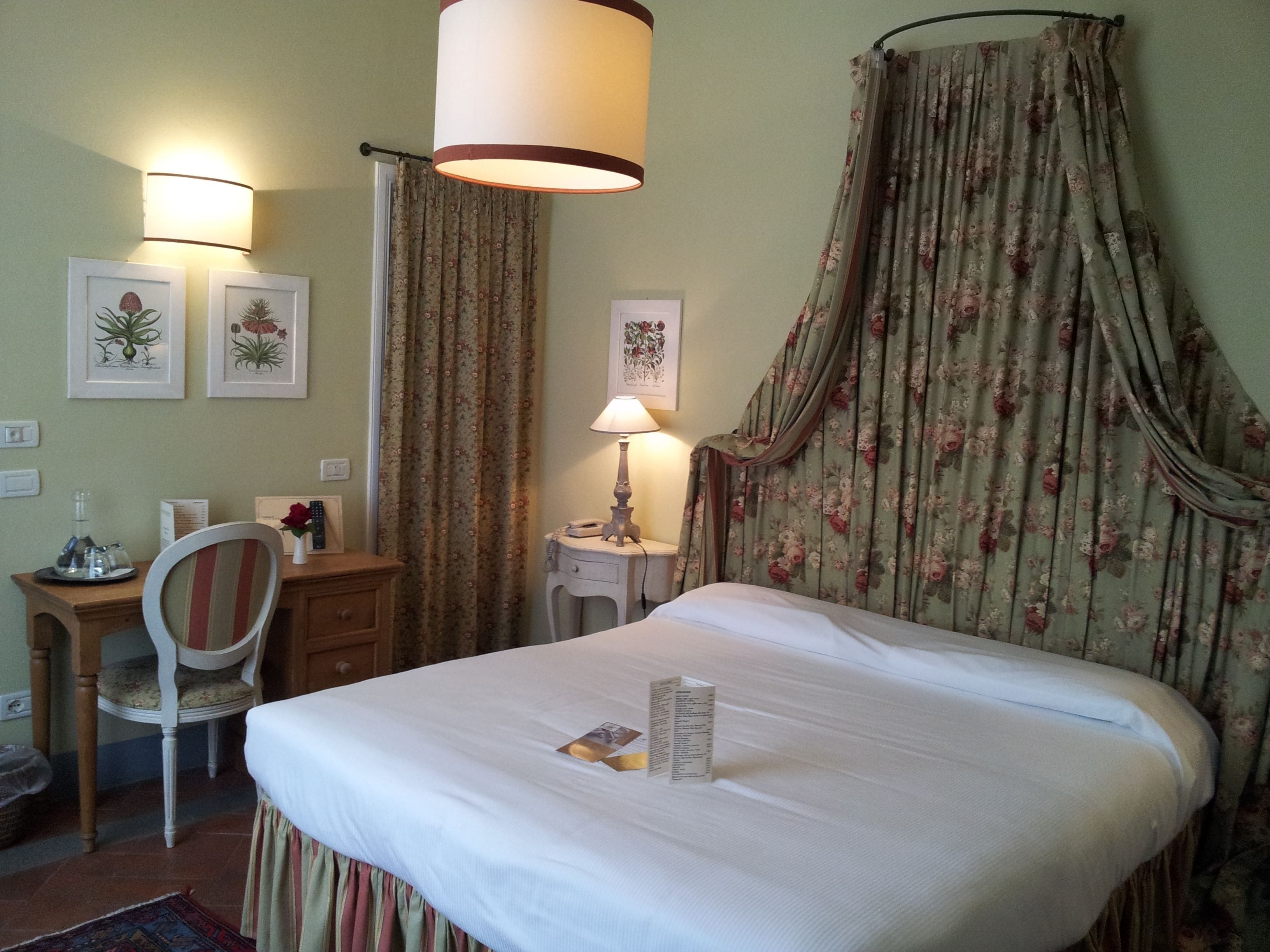 Copriletto in piuma, minibar, cassaforte in camera, una scrivania