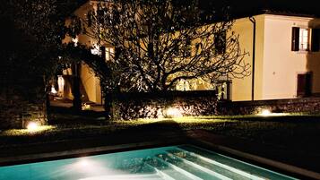 Fassade der Unterkunft – Abend/Nacht