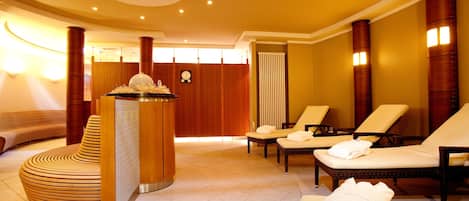 Sauna, höyrysauna, vartalohoitoja, hydroterapiaa, kasvohoitoja