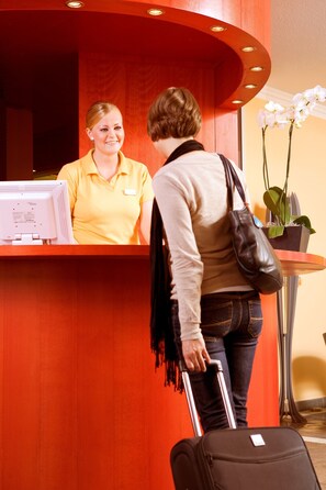 Reception - Vienna House Easy by Wyndham Rostock (Rostock)