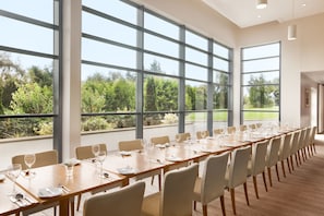 Breakfast, lunch and dinner served - The Carnbeg Hotel (Dundalk)