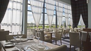 Breakfast, lunch and dinner served - The Carnbeg Hotel (Dundalk)