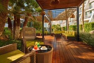 Bar junto a la piscina