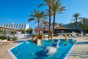 Una piscina cubierta, 2 piscinas al aire libre