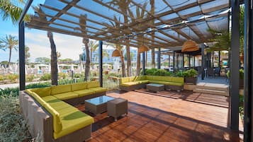 Bar en bord de piscine