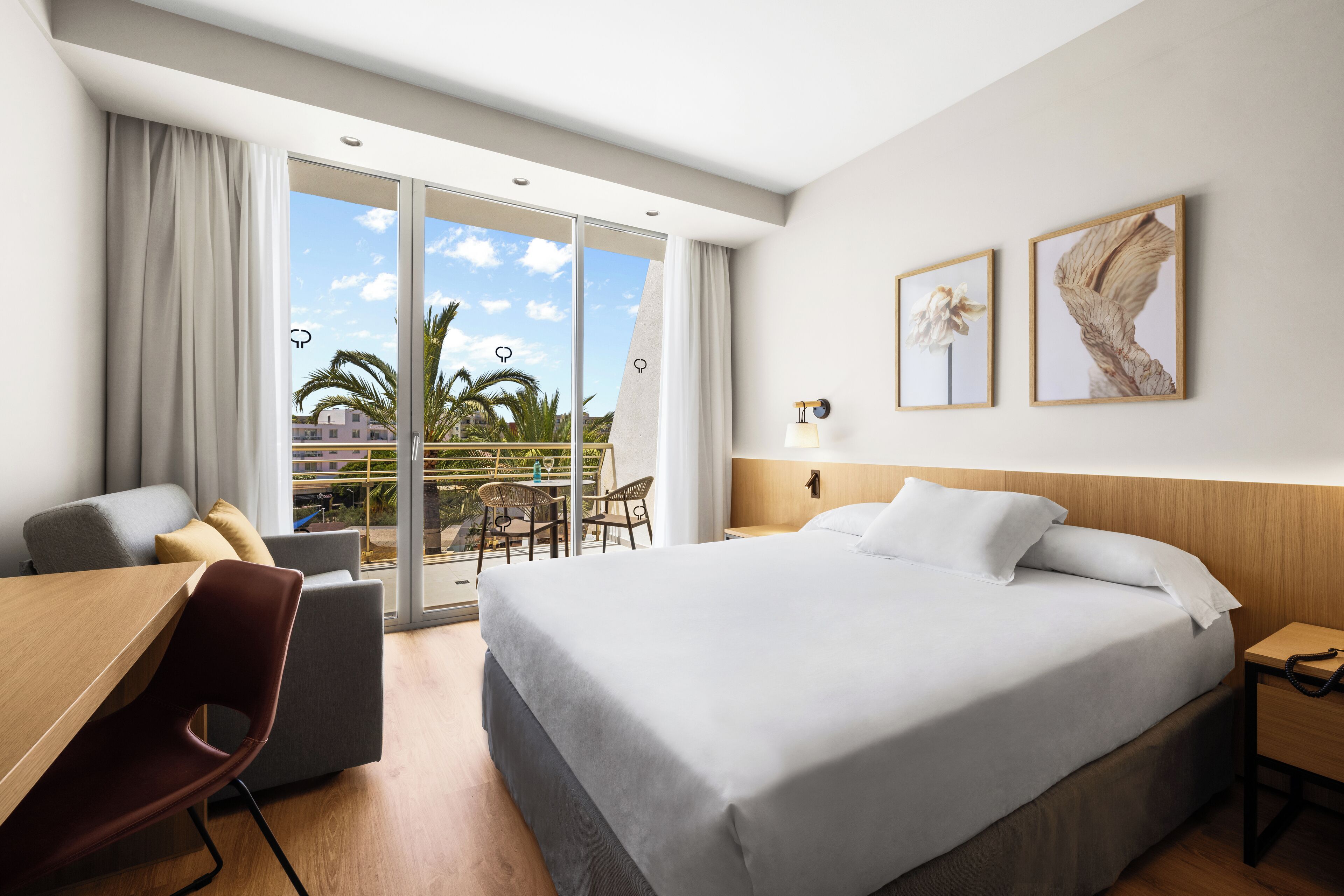 double room, balcony | hypo-allergenic bedding, down duvets, minibar, in-room safe