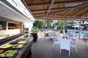 Outdoor dining - Protur Palmeras Playa Hotel - All Inclusive (Sant Llorenc des Cardassar)