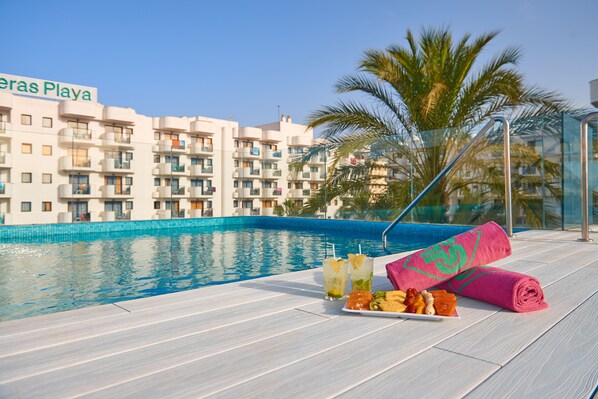 2 outdoor pools, a rooftop pool