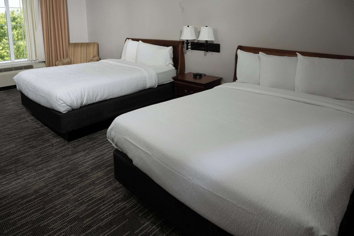 egyptian cotton sheets, premium bedding, in-room safe, desk