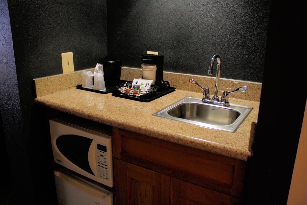 egyptian cotton sheets, premium bedding, in-room safe, desk