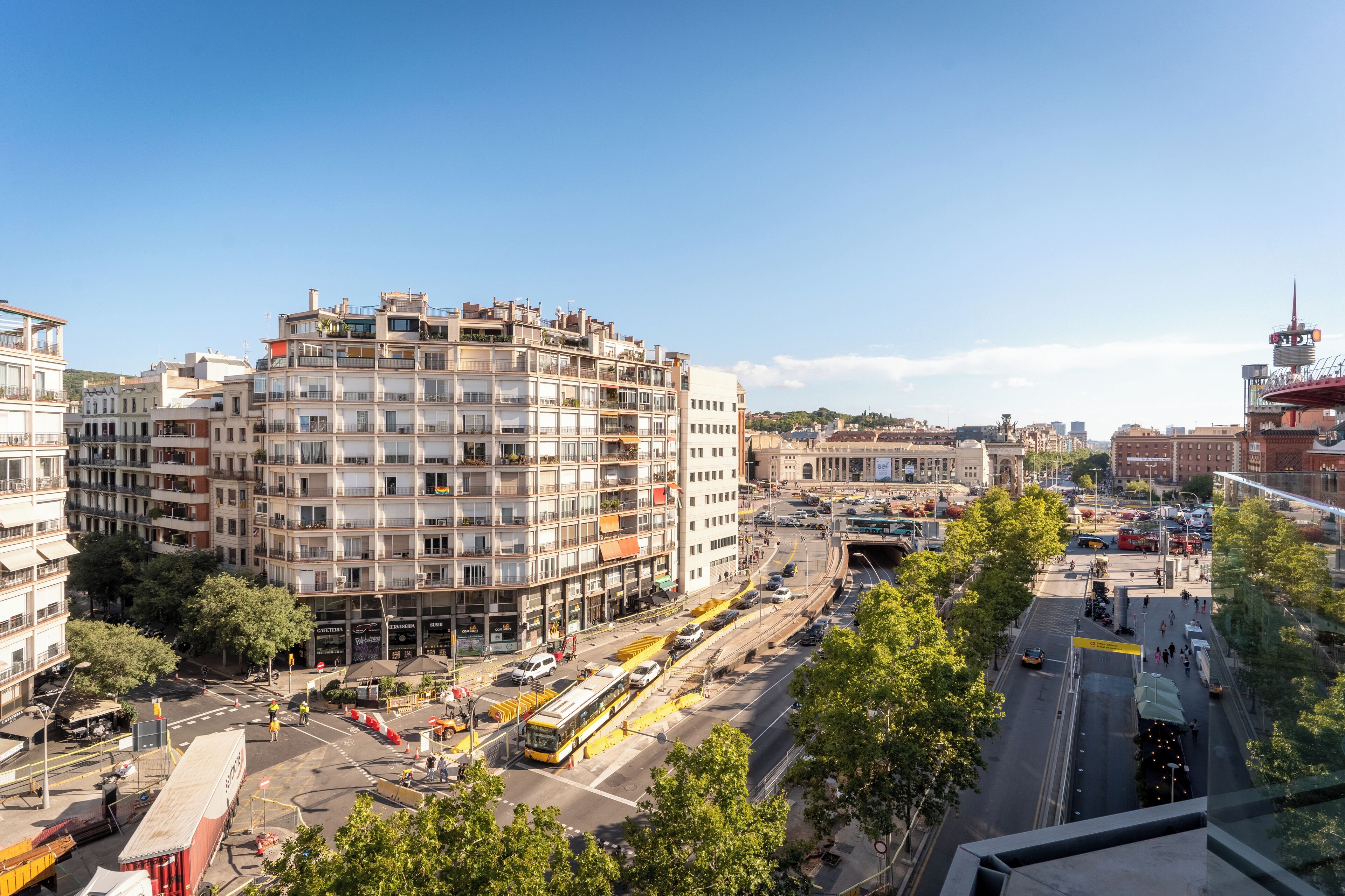 deluxe room | premium bedding, minibar, in-room safe, desk