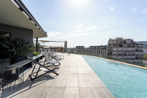 En säsongsöppen utomhuspool