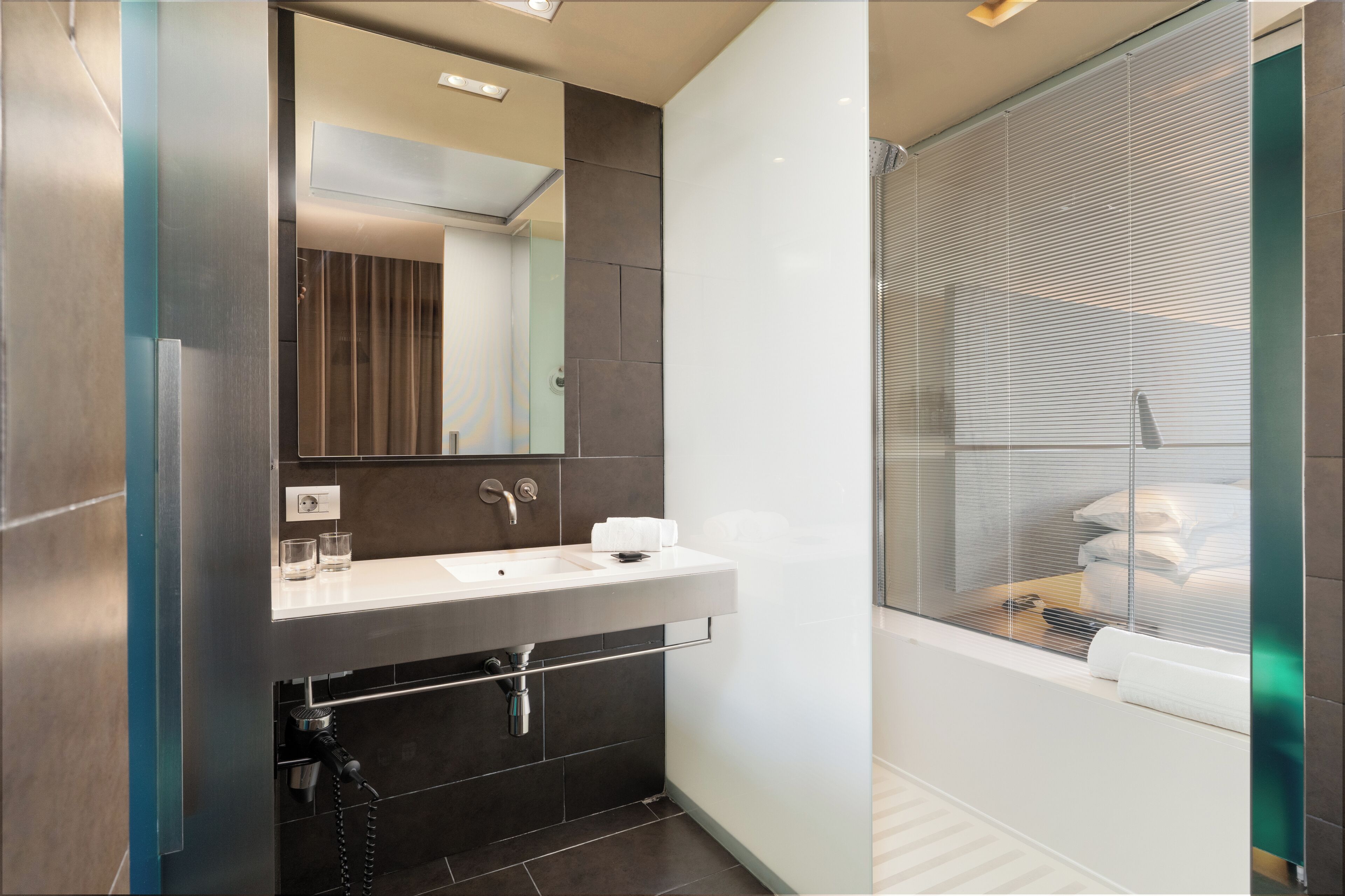 standard room | premium bedding, minibar, in-room safe, desk