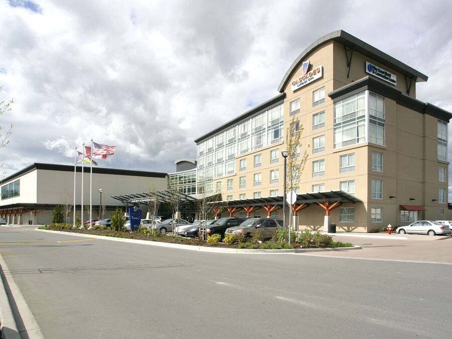 Un hotel con diseño moderno, que destaca un cartel con el nombre Cascadia Hotel & Conference Center.