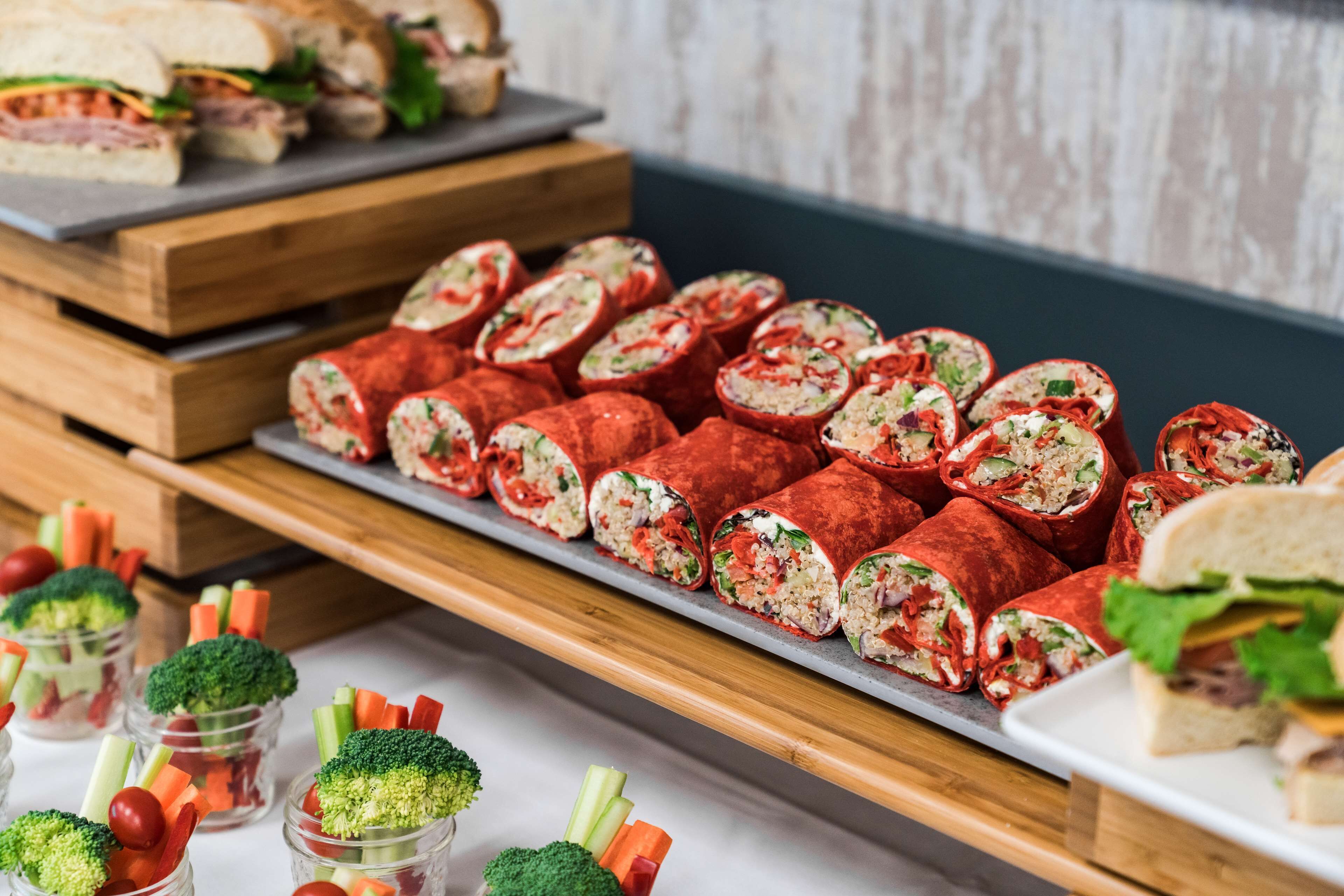 2 restaurants, lunch served