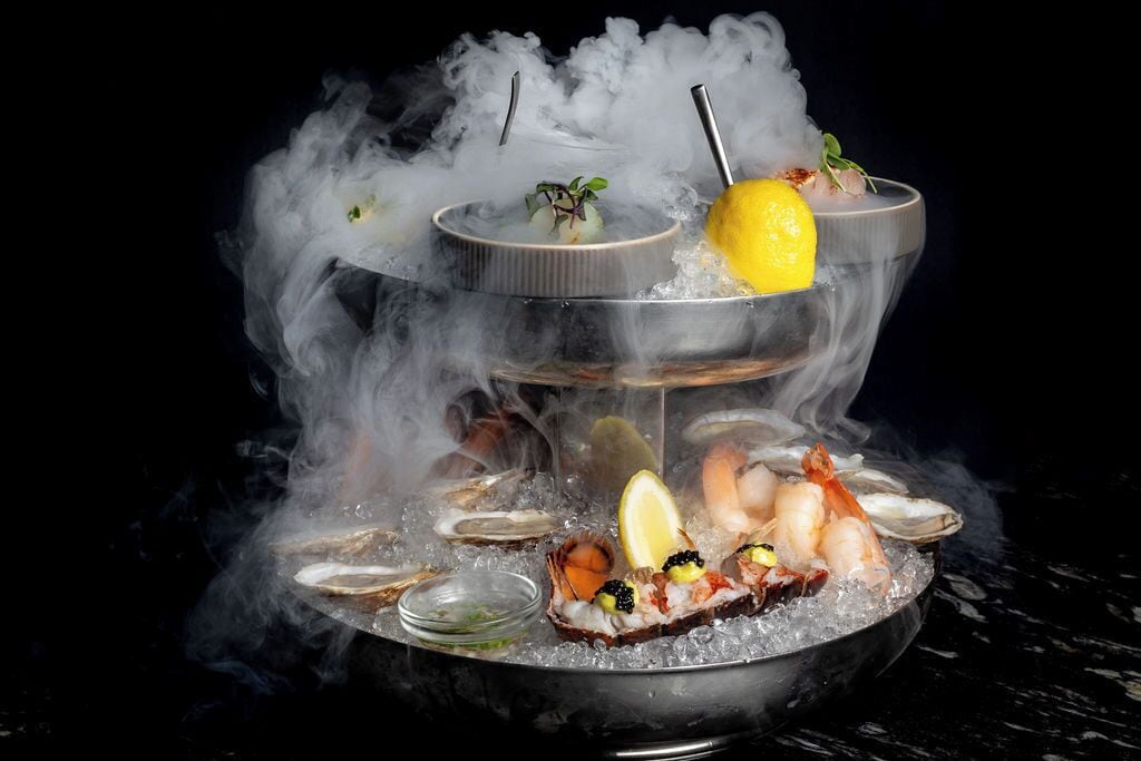 2 restaurants, lunch served