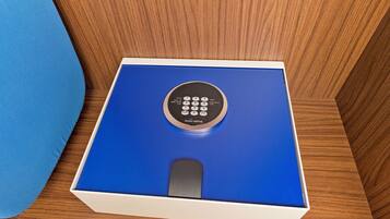 Een blauwe doos met een afstandsbediening erop, op een houten ondergrond.